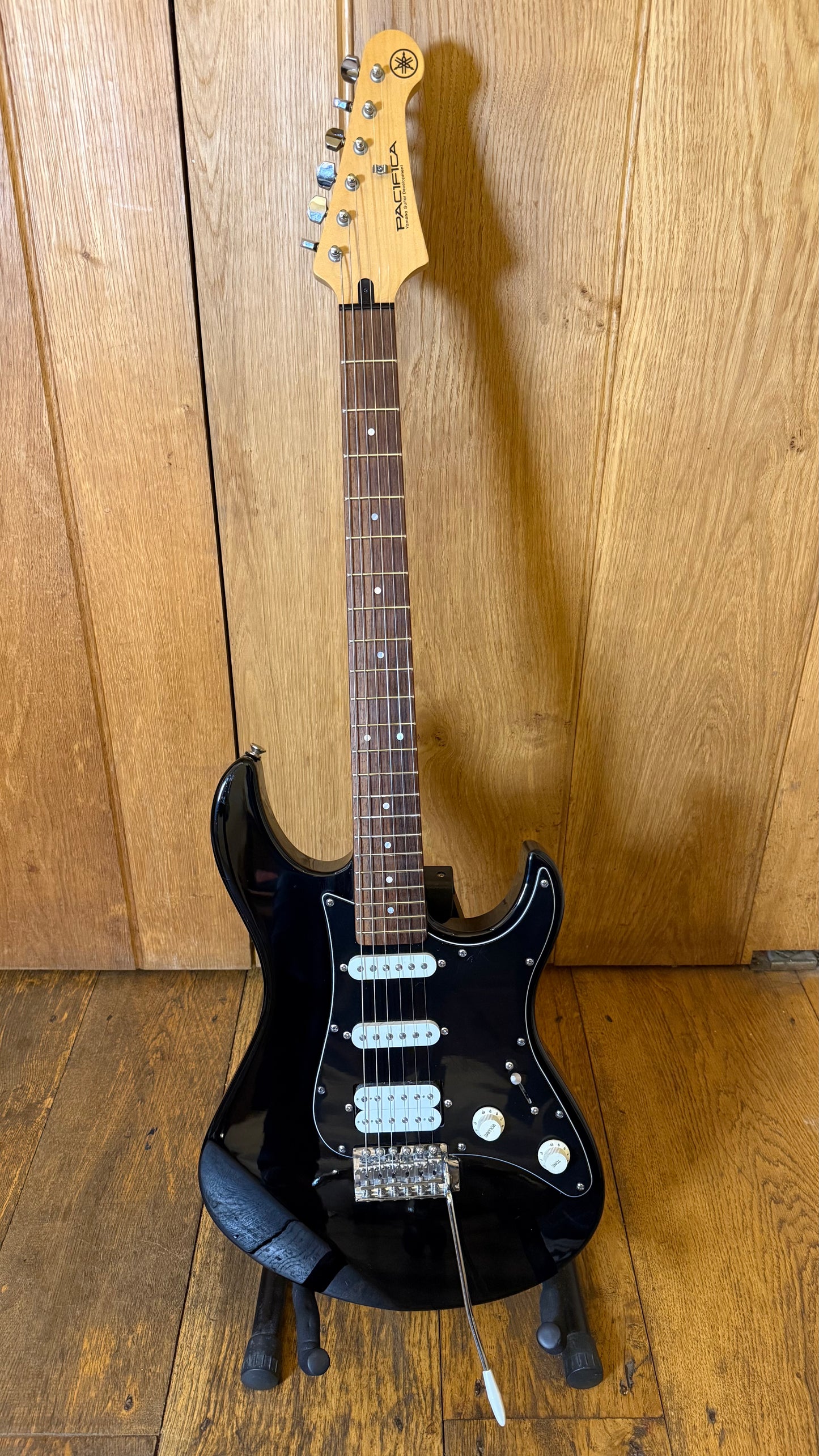 Yamaha Pacifica 012